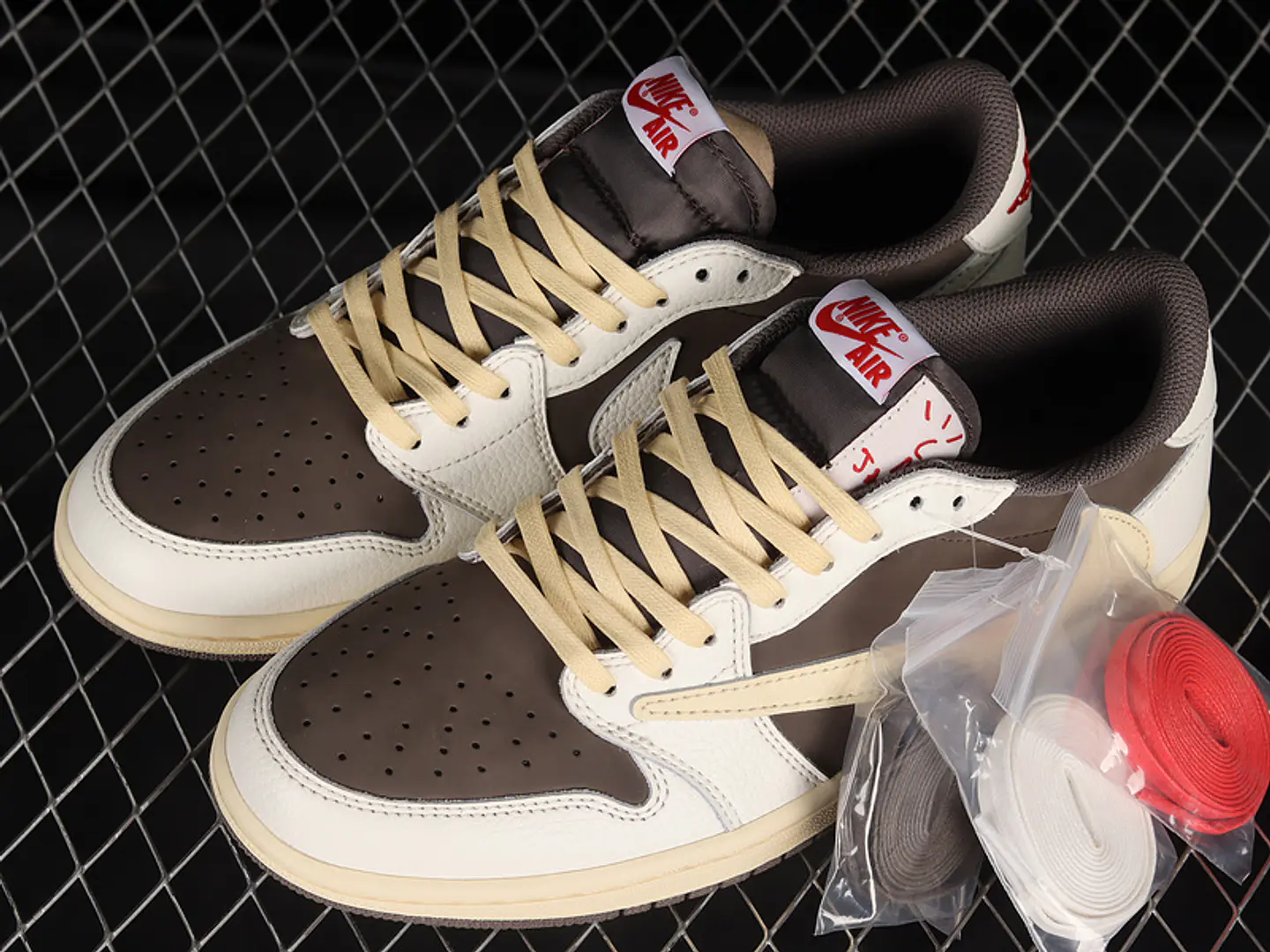 Nike TRAVIS SCOTT X AIR JORDAN 1 LOW OG REVERSE MOCHA SAIL 4
