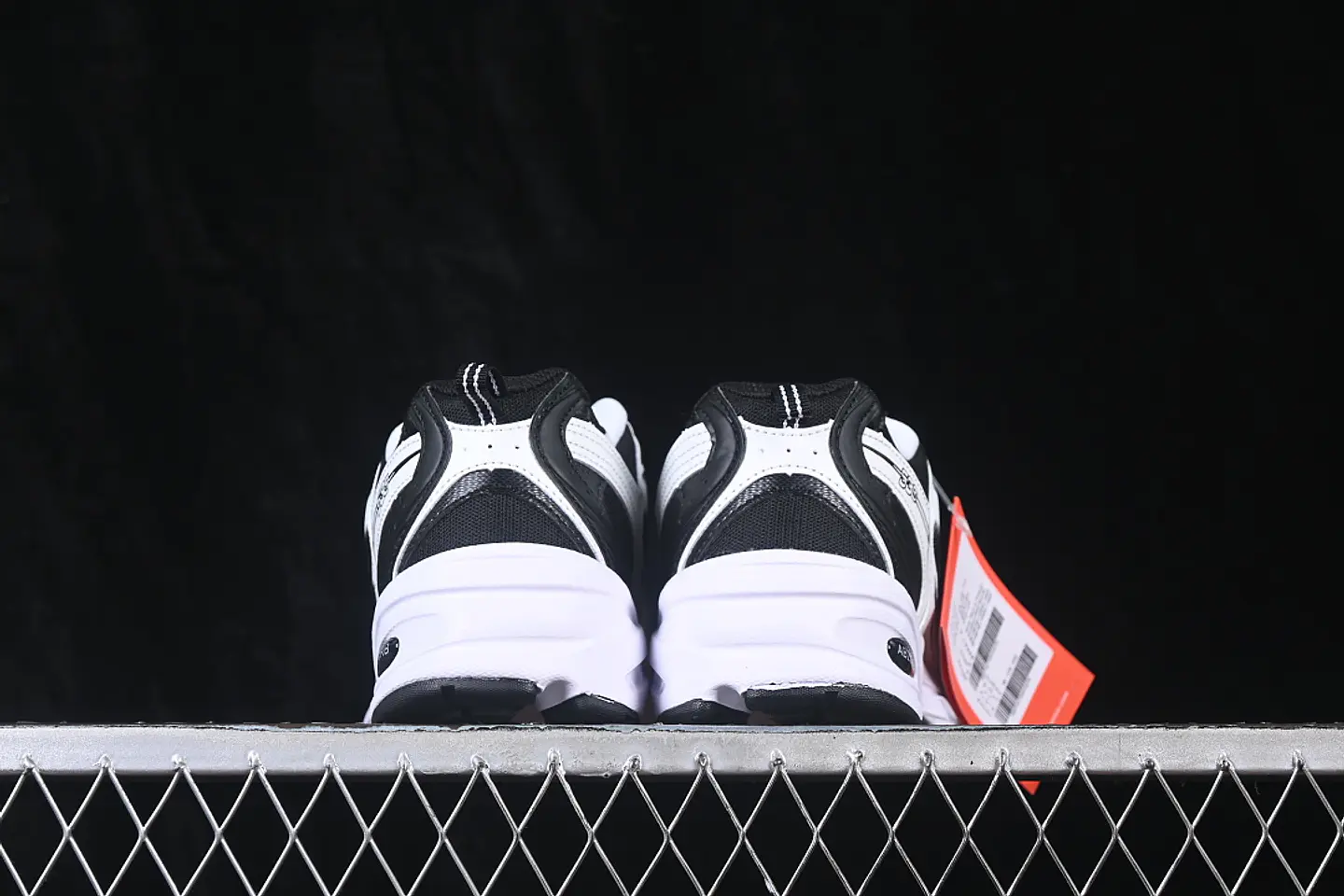 NEW BALANCE 530 RETRO BLACK/WHITE 4