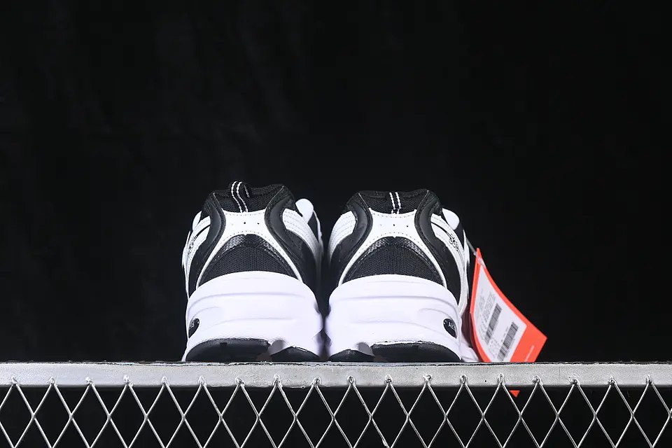 NEW BALANCE 530 RETRO BLACK/WHITE 4