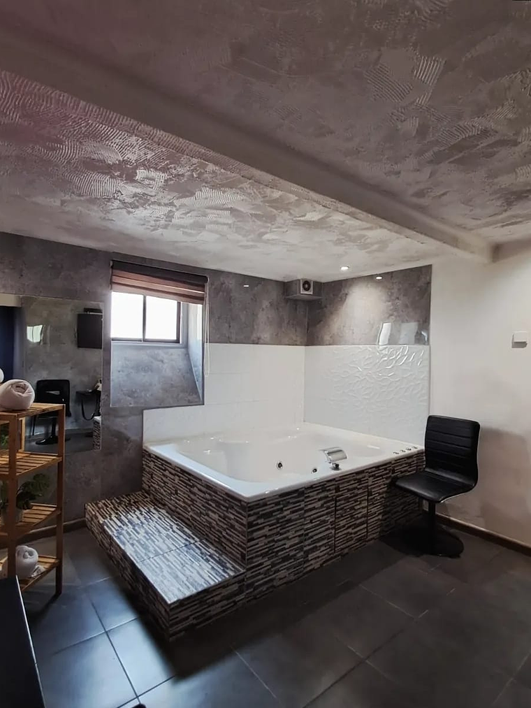 TINA DE HIDROMASAJES BASICA GRAN MONACO  1