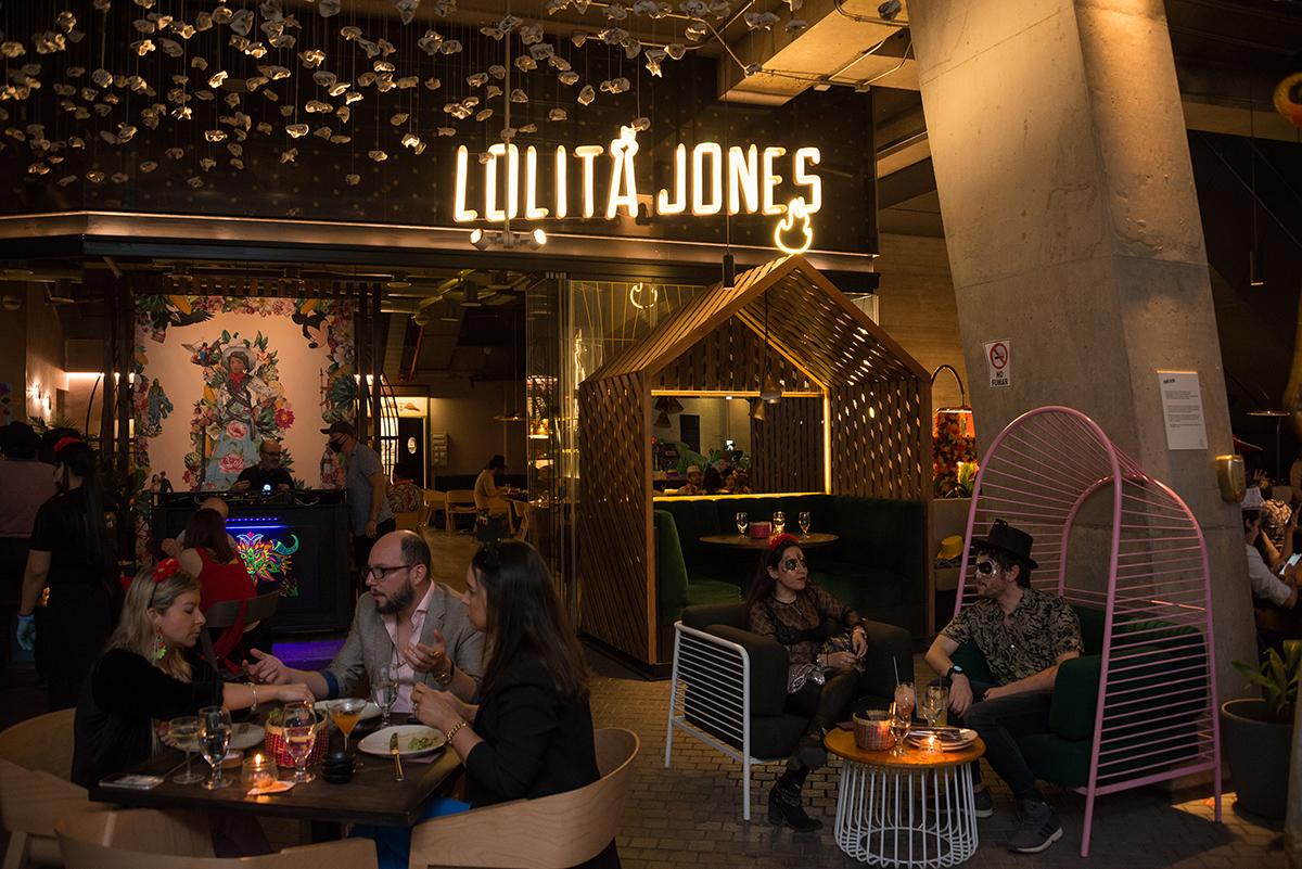 Lolita Jones, Santiago