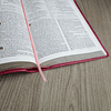 Bíblia de estudo NVI Pink Capa flexível PU com beiras prateadas