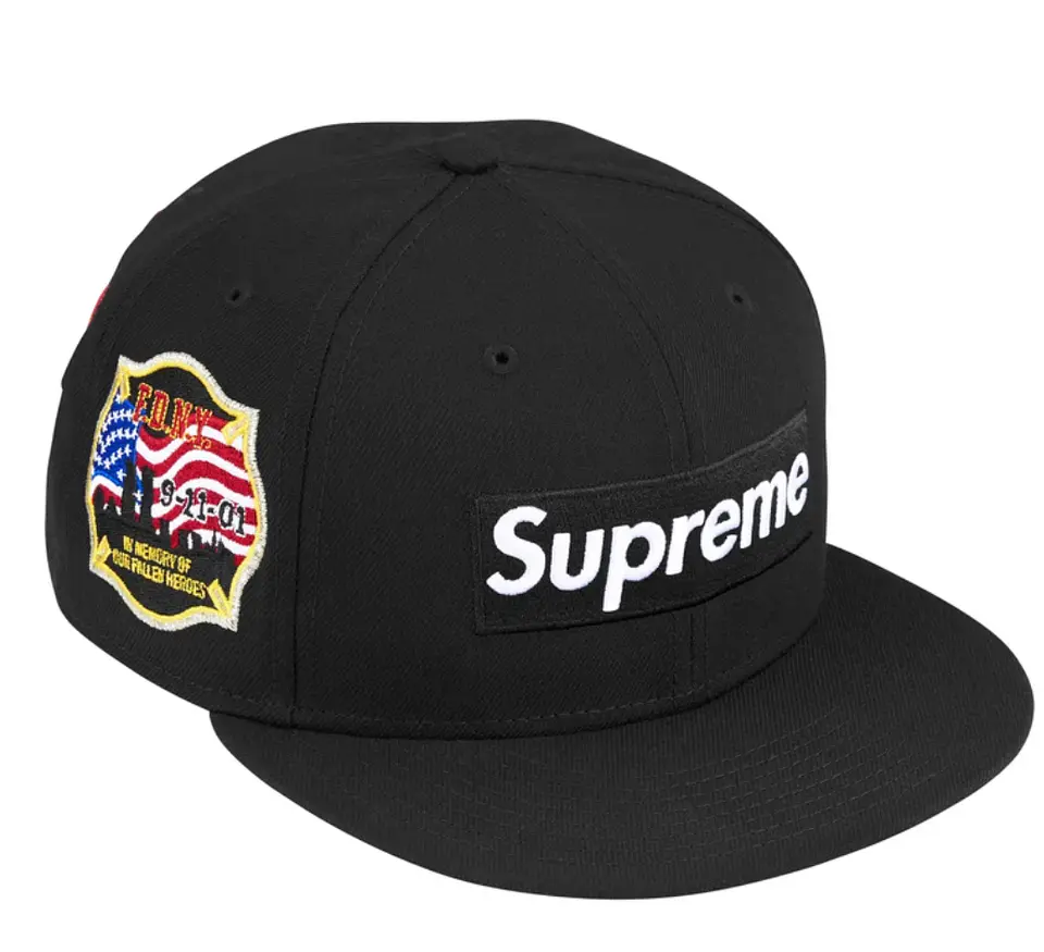 Gorra Supreme x FDNY Box Logo New Era en color azul marino 1