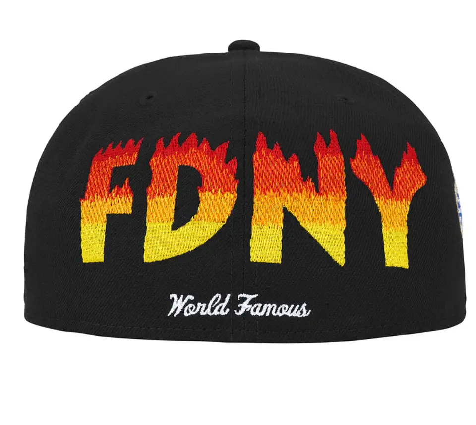 Gorra Supreme x FDNY Box Logo New Era en color azul marino 2