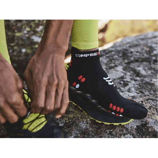 Calcetines Running Procing Socks v4.0 Run Low Black/Red - Compressport