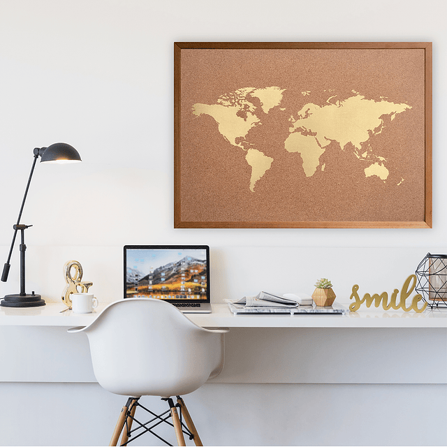 Mapa mundi dorado corcho a la vista marco madera