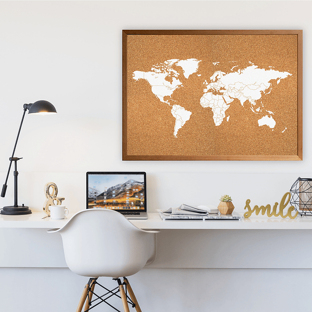 Mapa mundi blanco corcho a la vista con países segmentados marco madera