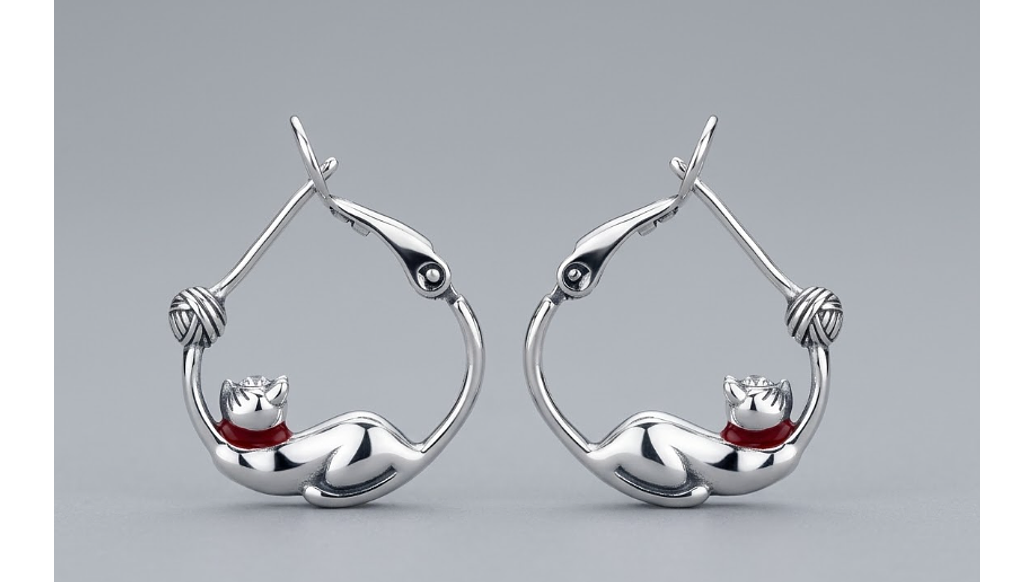 Aros Plata 925 Gato Durmiendo con Corazón Rojo – Diseño Elegante y Significativo 1