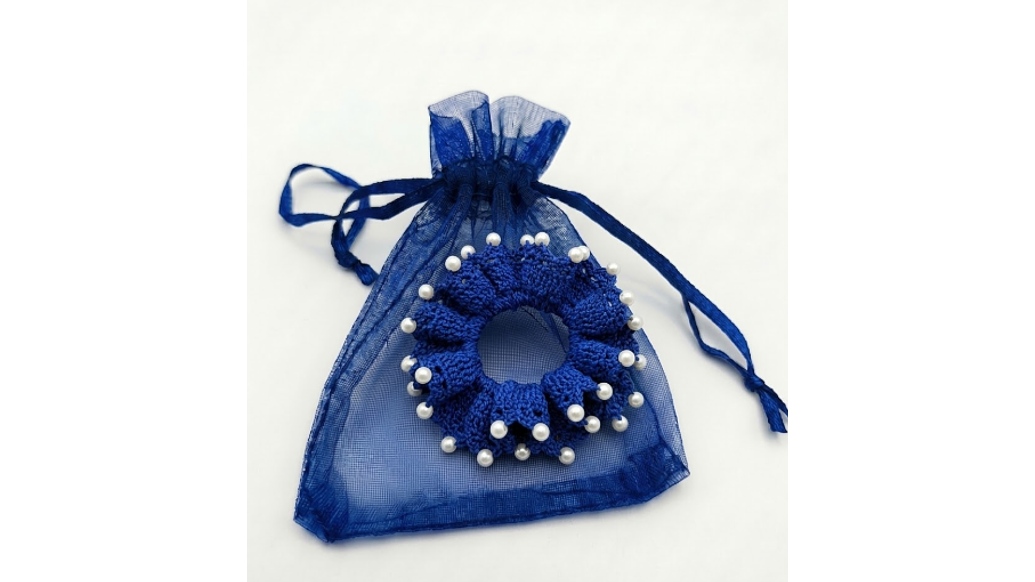 Cole para el Cabello Tejido Azul con Perlas – Elegancia Artesanal 3