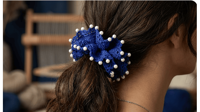 Cole para el Cabello Tejido Azul con Perlas – Elegancia Artesanal 2