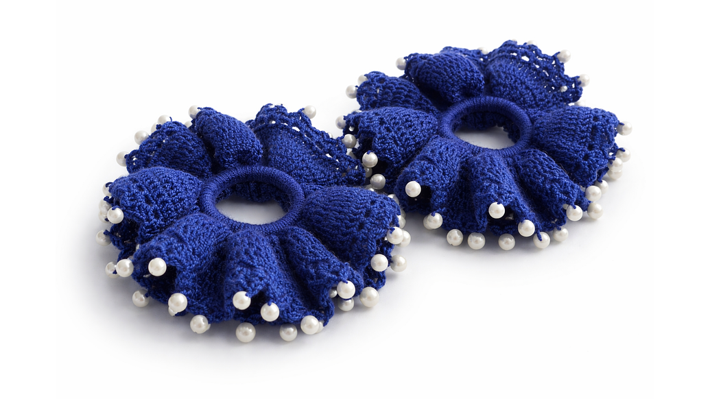 Cole para el Cabello Tejido Azul con Perlas – Elegancia Artesanal 1