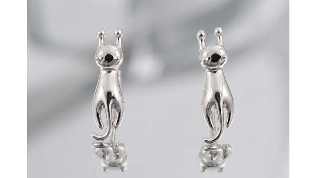 Aros Gato Negro Minimalista con Detalles Brillantes – Estilo Elegante y Audaz 1