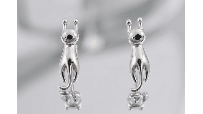 Aros Gato Negro Minimalista con Detalles Brillantes – Estilo Elegante y Audaz 1