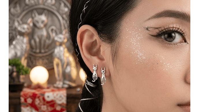 Aros Gato Negro Minimalista con Detalles Brillantes – Estilo Elegante y Audaz 2