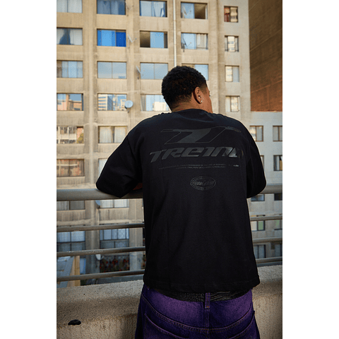 POLERA BOXY FIT "SCUDERIA RIVELAZIONE" TRIPLE BLACK 