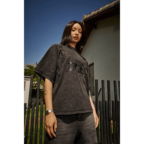 POLERA BOXY FIT "SCUDERIA RIVELAZIONE" STONE WASH BLACK 