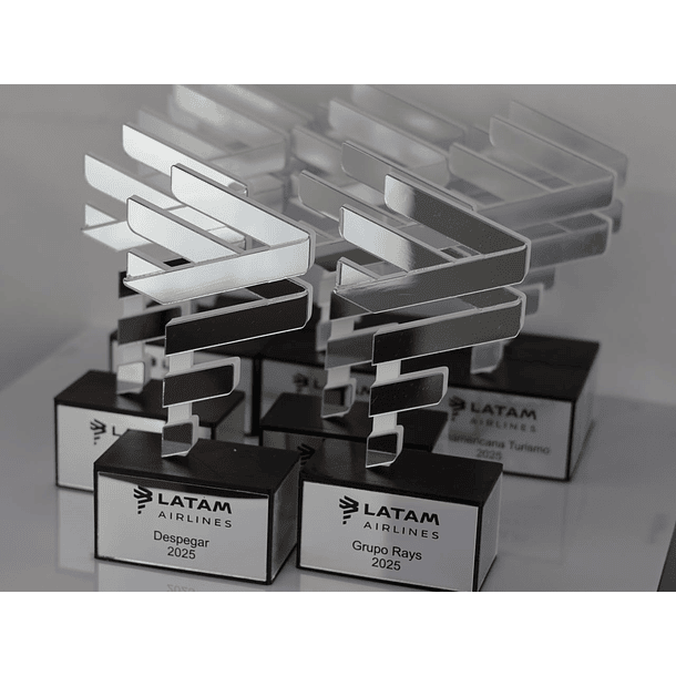 Galardón personalizado con acrílico espejado  28 cm Latam airlines 3