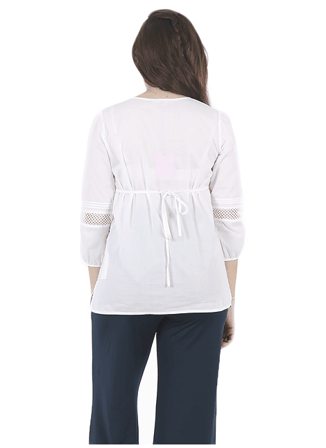 Blusa manga larga blanca con pliegues y detalles encaje