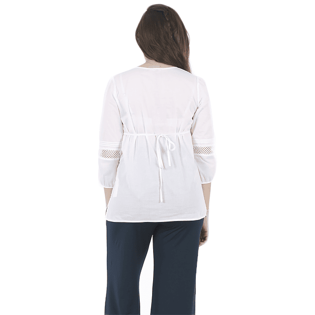 Blusa manga larga blanca con pliegues y detalles encaje