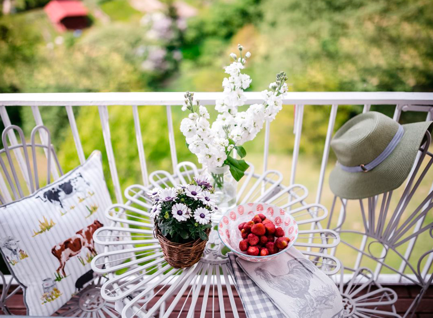 Decorando tu balcón con pasto sintético