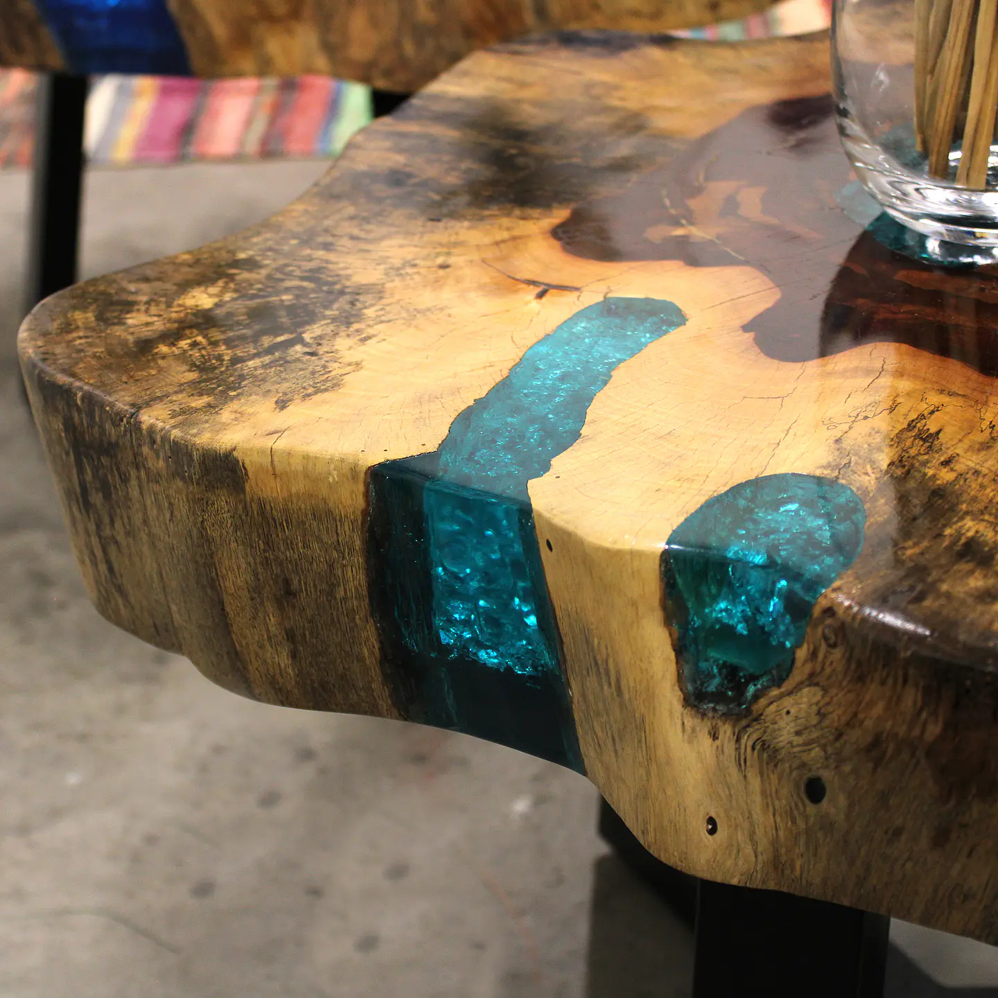 Mesa de Centro Tamarindo Maciço com Resina Pigmentada Azul Cristal 2