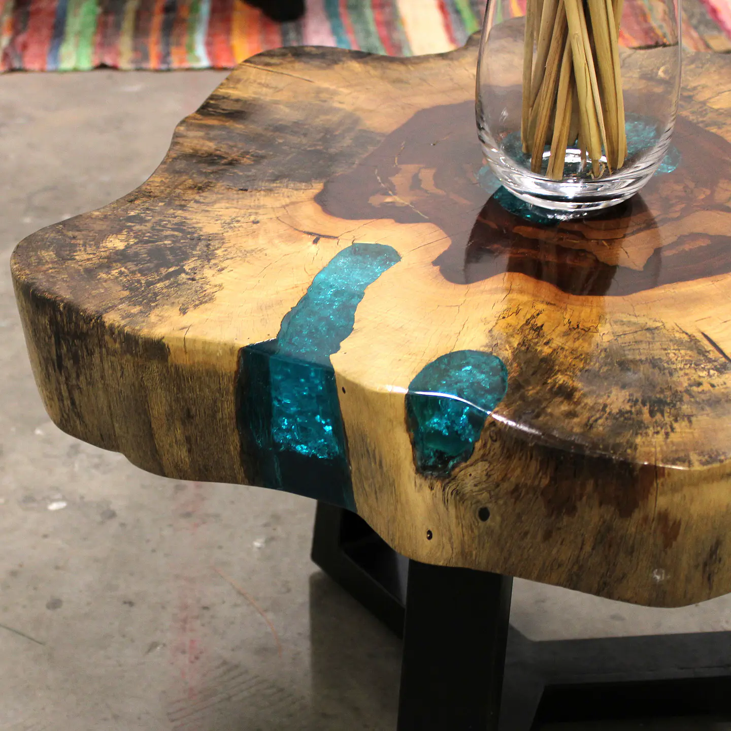 Mesa de Centro Tamarindo Maciço com Resina Pigmentada Azul Cristal 4