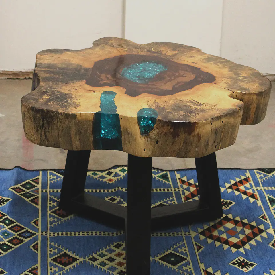 Mesa de Centro Tamarindo Maciço com Resina Pigmentada Azul Cristal 1