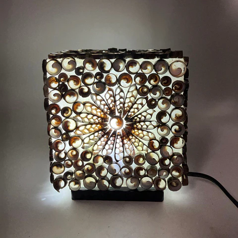 Candeeiro Boho Artesanal com Conchas Marinhas Naturais - Quadrado Chocolate Twist