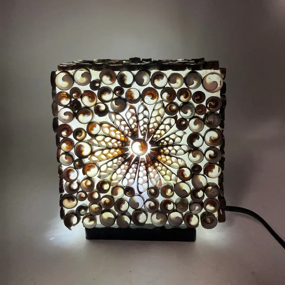 Candeeiro Boho Artesanal com Conchas Marinhas Naturais - Quadrado Chocolate Twist 1