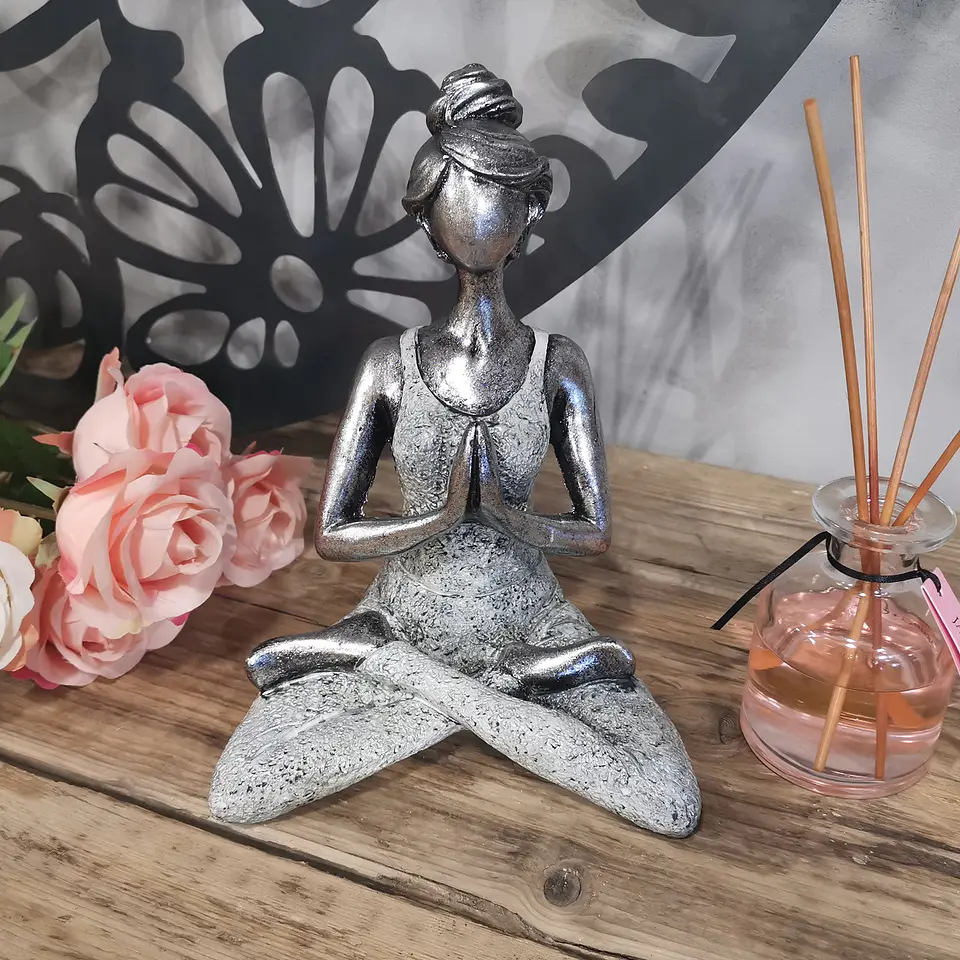 Escultura Artesanal Yoga Lady em Resina - Prata e Branco 24cm 3