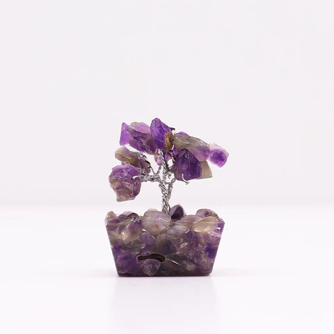 Mini árvore de pedras preciosas sobre base de orgonite - Ametista (15 pedras)