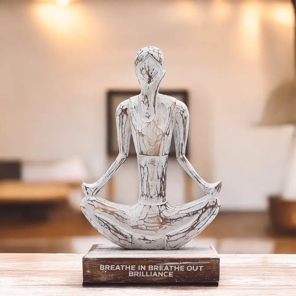Escultura Decorativa em Madeira Albasia – Figura Feminina de Yoga (Sukhasana) 2