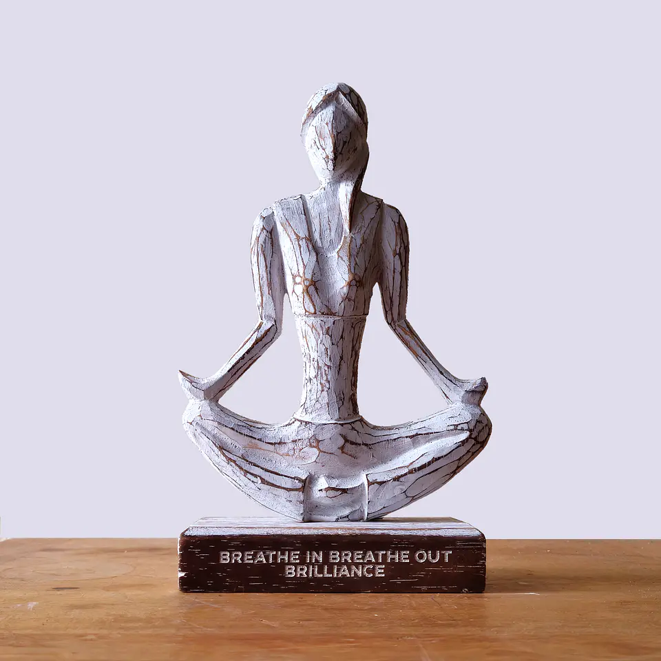Escultura Decorativa em Madeira Albasia – Figura Feminina de Yoga (Sukhasana) 3