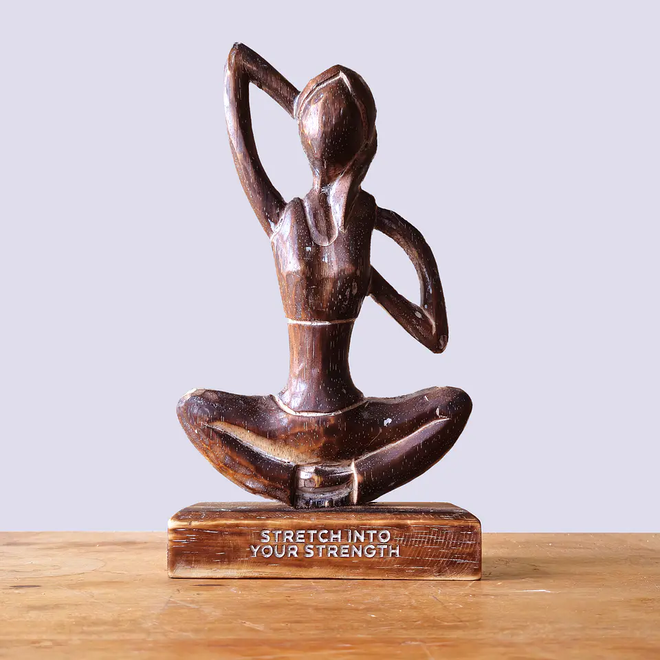 Escultura Decorativa em Madeira Albasia – Figura Feminina de Yoga (Gomukhasana) 3