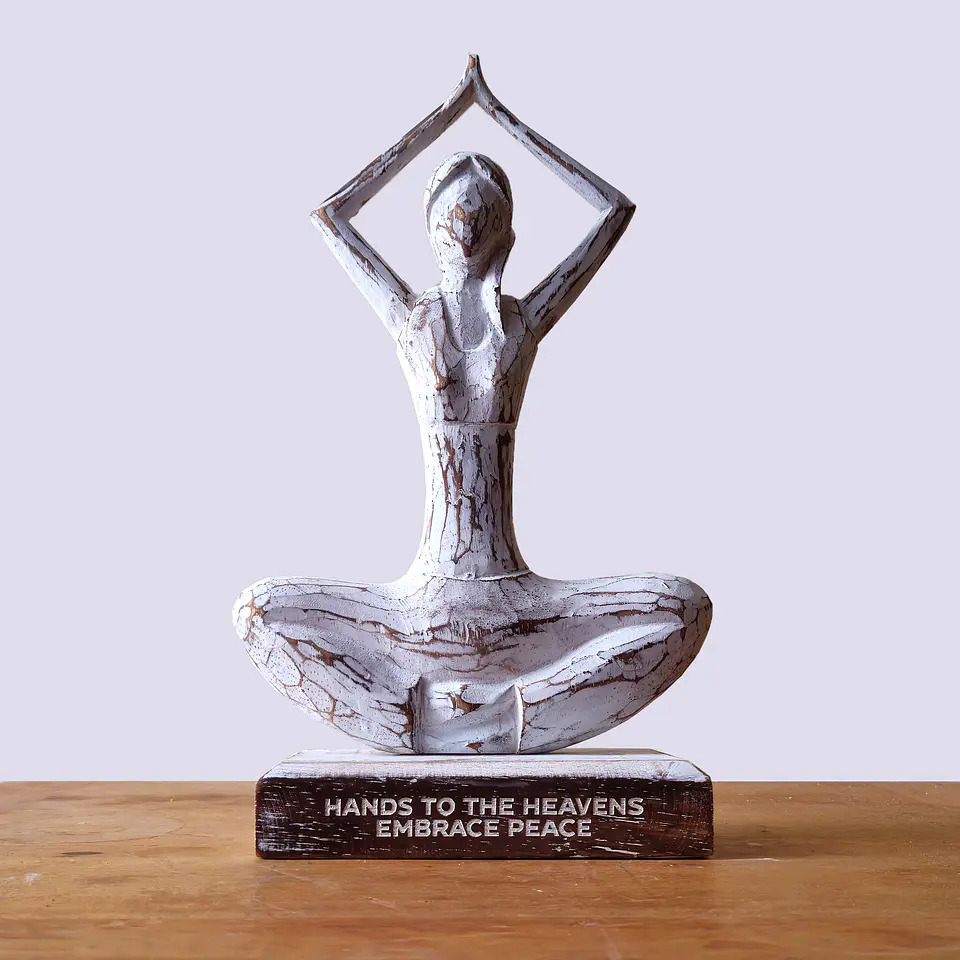 Escultura Decorativa em Madeira Albasia – Figura Feminina de Yoga (Urdhva Hastasana) 3