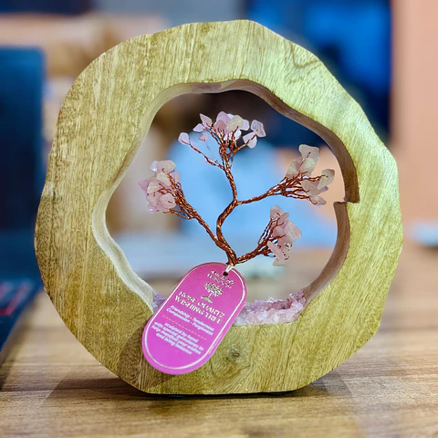 Árvore Decorativa com Quartzo Rosa Natural em Estrutura Circular de Madeira de Mangueira – 60 Pedras