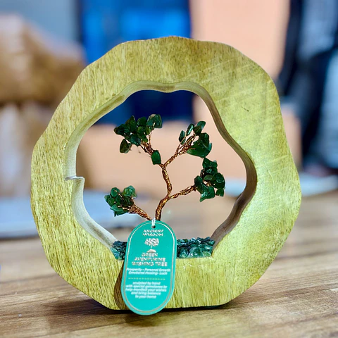Árvore Decorativa com Aventurina Verde Natural em Estrutura Circular de Madeira de Mangueira – 60 Pedras