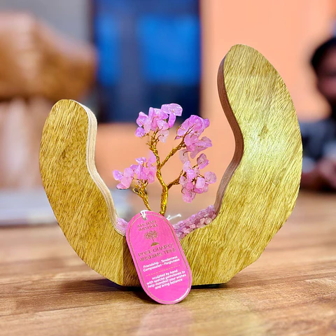 Árvore Decorativa com Quartzo Rosa Natural em Estrutura Aberta de Madeira de Mangueira – 60 Pedras