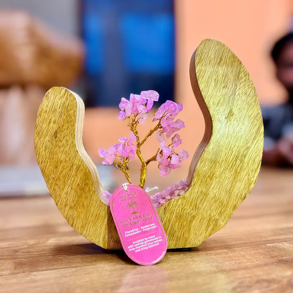 Árvore Decorativa com Quartzo Rosa Natural em Estrutura Aberta de Madeira de Mangueira – 60 Pedras 1