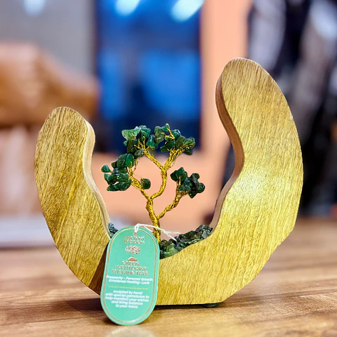 Árvore Decorativa com Aventurina Verde Natural em Estrutura Aberta de Madeira de Mangueira – 60 Pedras