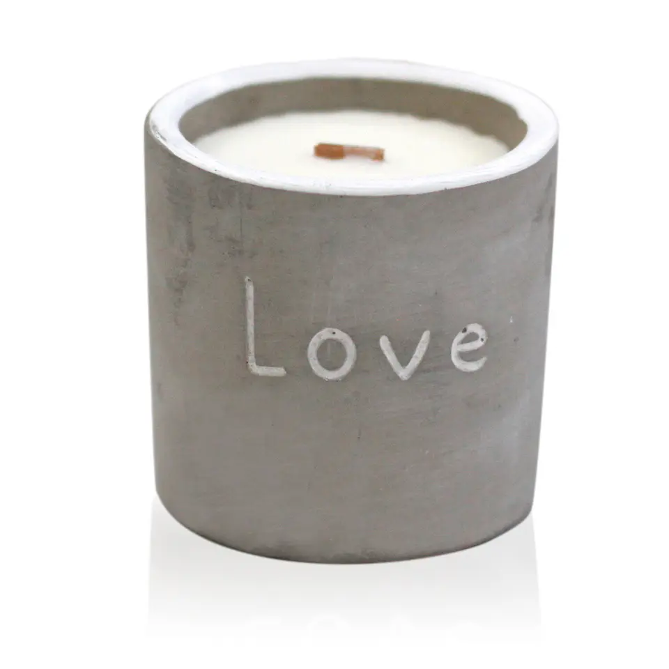 Vela em Pote de Concreto Médio com Relevo “Love” – Figo Roxo e Cassis 1
