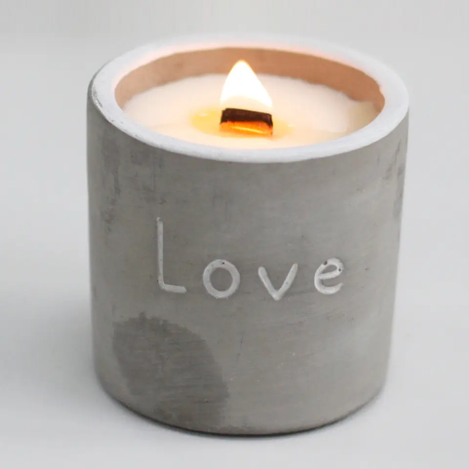 Vela em Pote de Concreto Médio com Relevo “Love” – Figo Roxo e Cassis 2