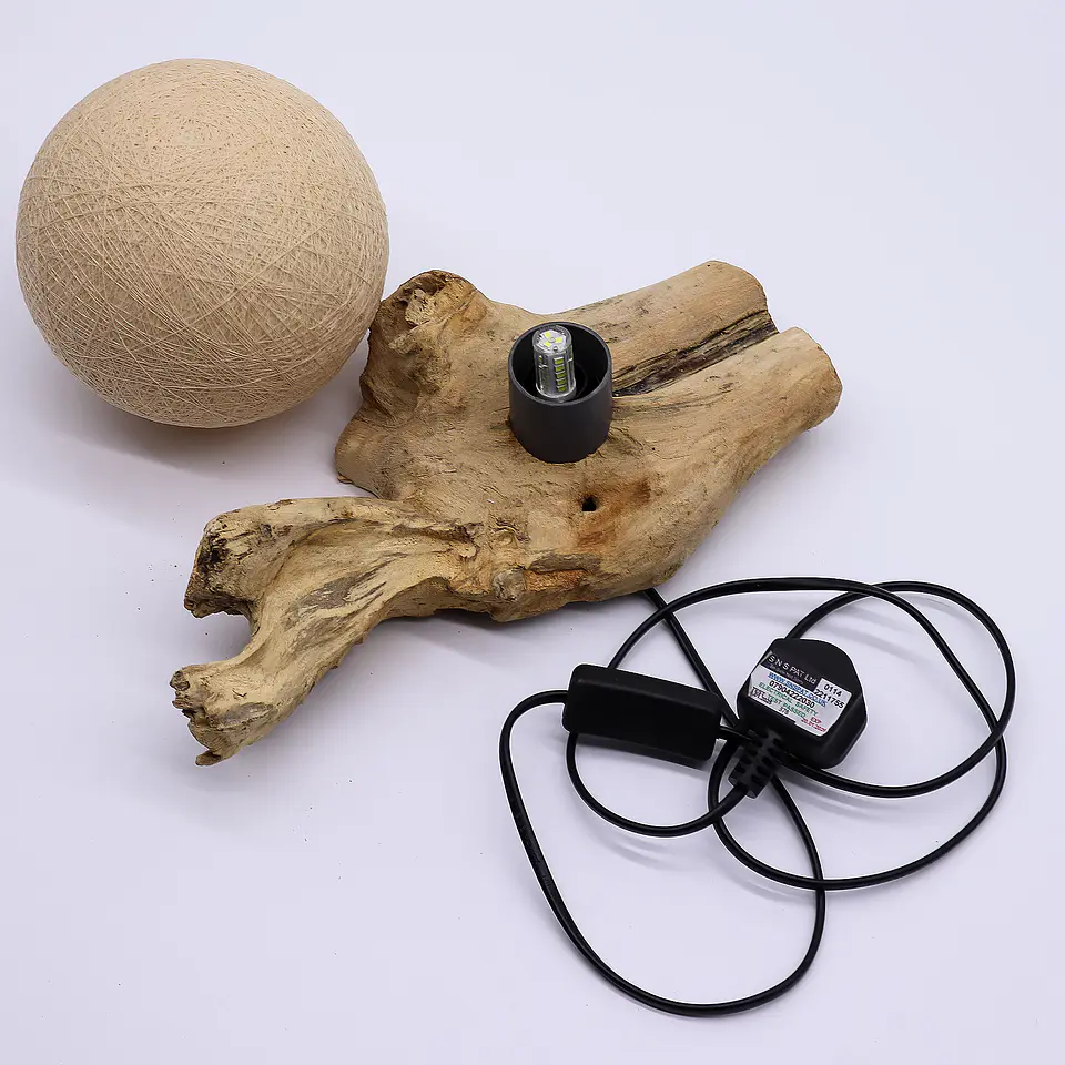 Candeeiro Escultural em Madeira Flutuante com Esfera Têxtil Difusora – Creme Natural 3