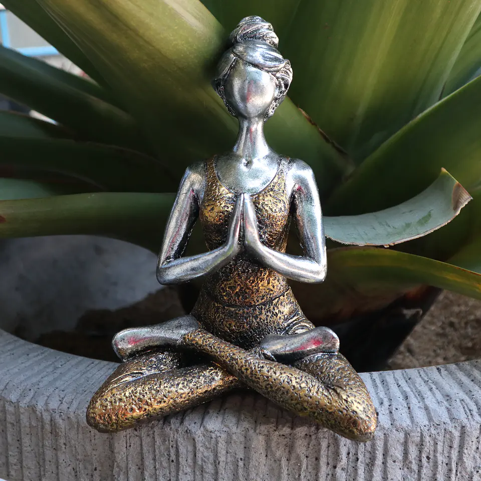 Escultura Artesanal Yoga Lady em Resina- Prata Dourado 24cm 2