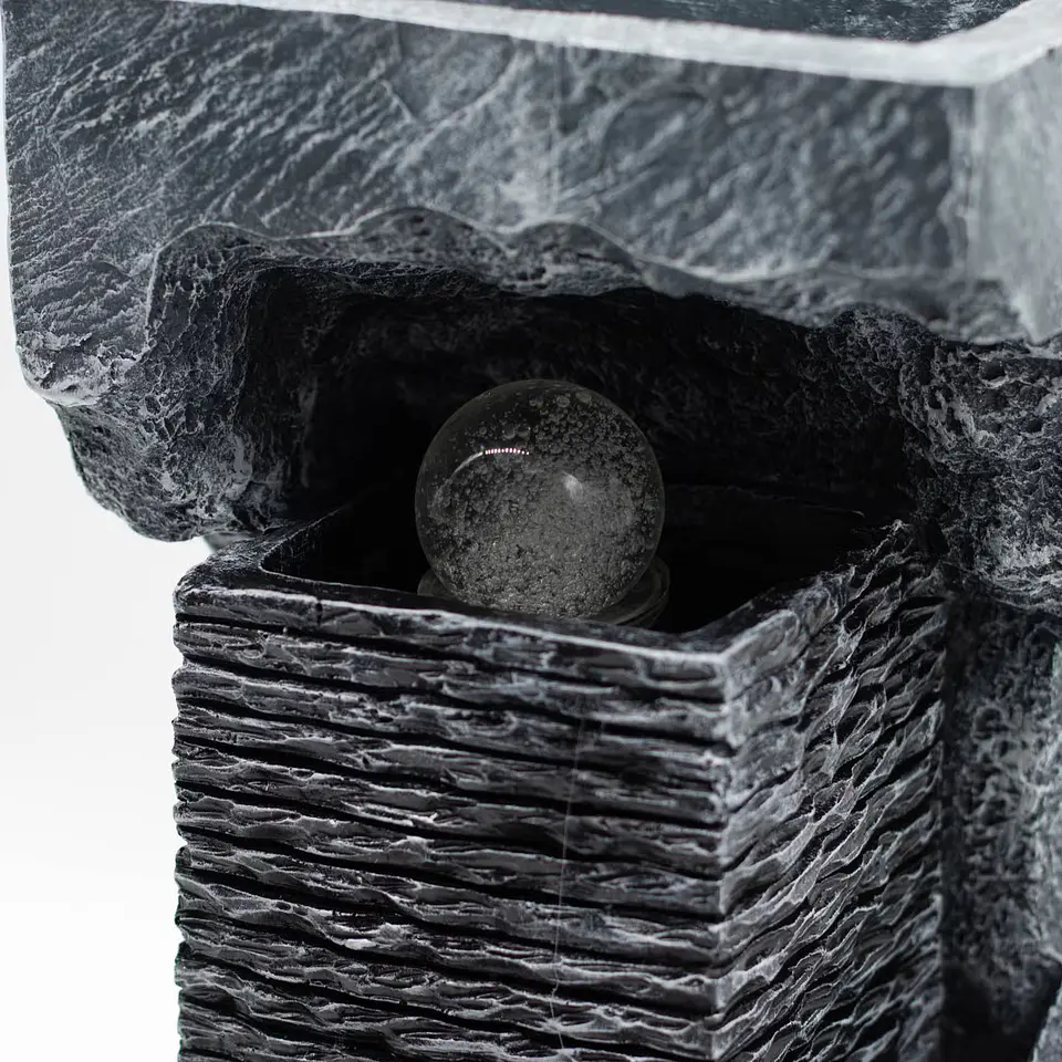 Fonte de Água em Poliresina Grande (Altura 48 cm) - Bola de Cristal com Mudança de Cor sobre Rocha 2