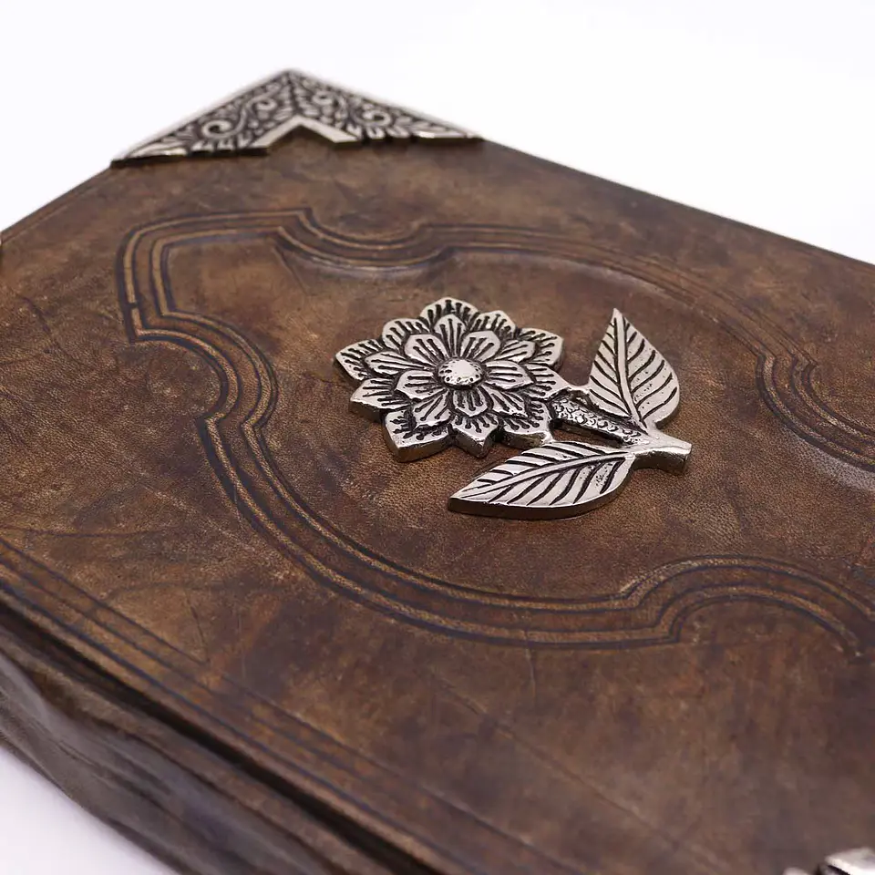 Livro em Bronze Vermelho - Decoração de Rosa em Zinco 3