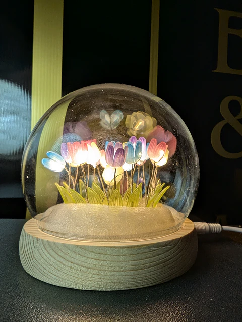 Candeeiro Floral em Cúpula de Vidro com 20 Tulipas Multicolor LED USB