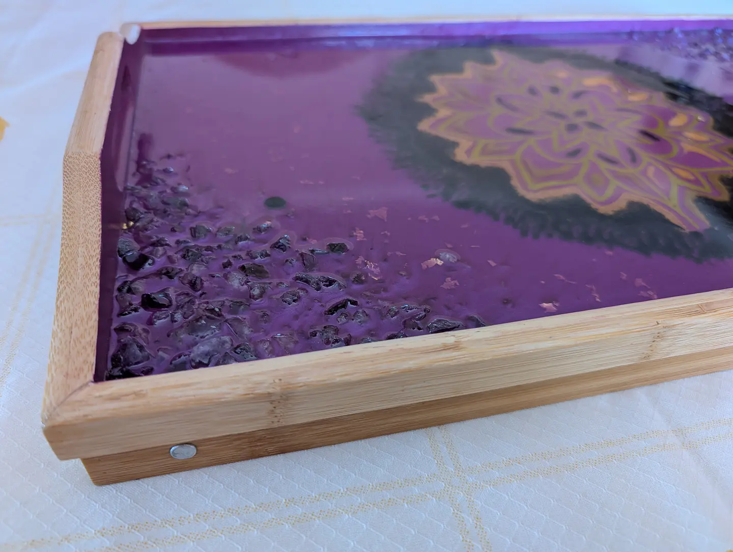 Tabuleiro Artesanal em Bambu com Resina Epóxi Roxa e Ametista Natural 2
