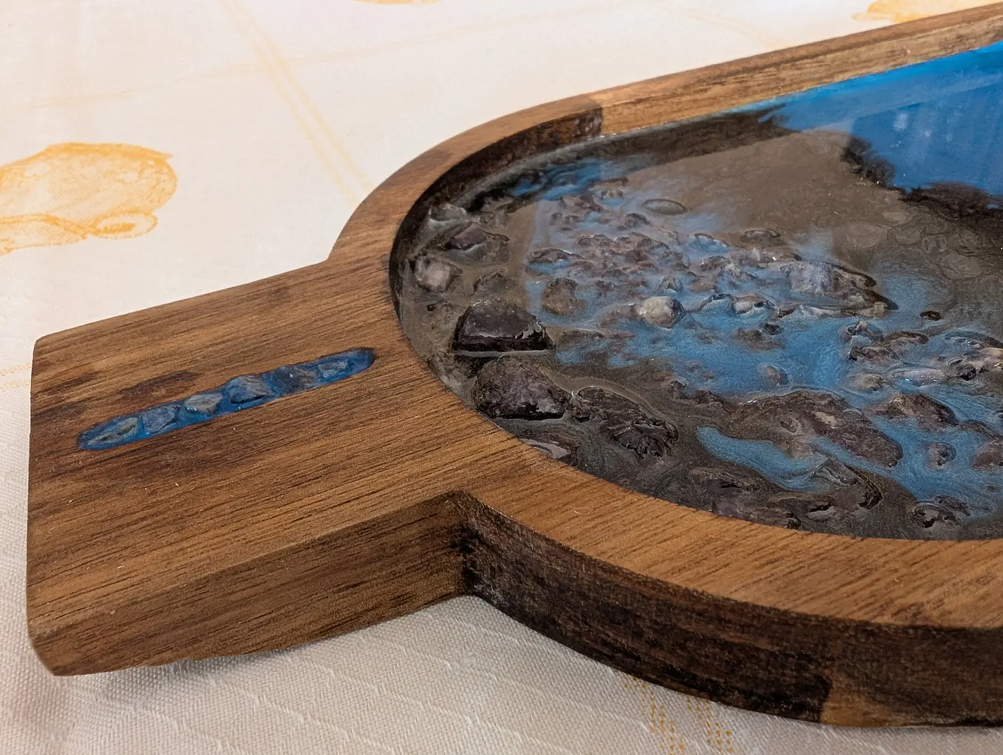 Tabuleiro Artesanal em Bambu com Resina Epóxi Azul e Sodalite Natural 3