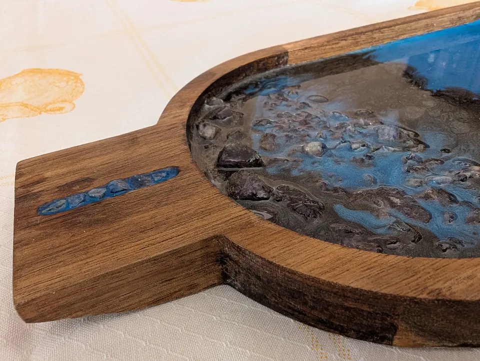 Tabuleiro Artesanal em Bambu com Resina Epóxi Azul e Sodalite Natural 3